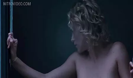Vörös Shemale szexi punci ujjazás melltartó Dick szimulál, amíg cumshot.
