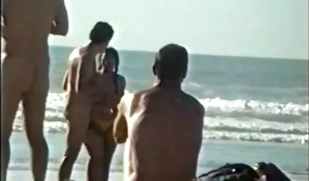 Rei sasaki meg akarja enni a bikinis puncik nedves punciját a hüvelykujján.
