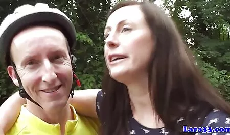 A meleg barna punci borotválás szar a farkát a torkában.