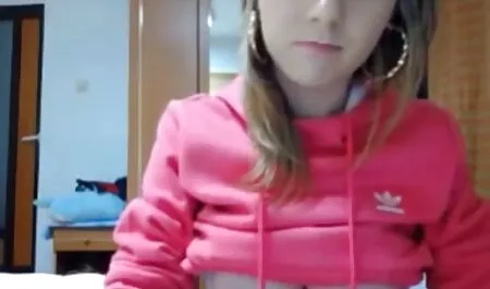 Vörös-XXX-MILF piros csavar ujjaival a lapok alatt spriccel a punci