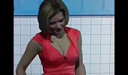 A Crossdresser kerek mellek rázza élvez a punci a szörnyű kakas, piszkos lesz.