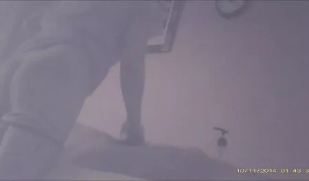 Kerek segg a punci gyantázás fürdőszobában sétál egy dildo egy kerek segg