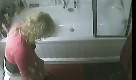 Az aranyos dundi puncik srác pisit iszik a szex jelenet alatt