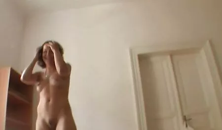 az összes spermát a szájába veszi. milf punci