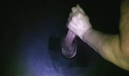 A férfi az arcát a bbw kövér seggébe dugja, mielőtt megeszi. szük pina