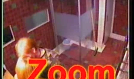 Kanos szőke játszik szörös pina képek lyukak egy játék