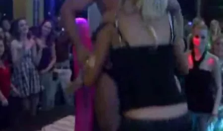 Megszokja, punci kényeztetése hogy baszik a barátja (am14971))