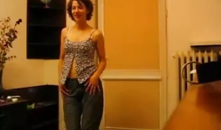 Stoppolás, a 70 éves nagymama szük pinák sétál az út szélén.