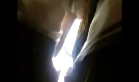 Az aranyos pufók szexuális játékokat használ. szőrös pina
