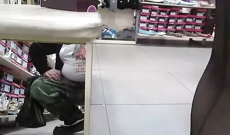masszázs a puncija egy dildo, borotvált pinák amíg nem fröcsköl.