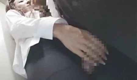 Hamis kórházi orvos összenyomja vibrátor, kakas a beteg nedves punci kefélés punci.