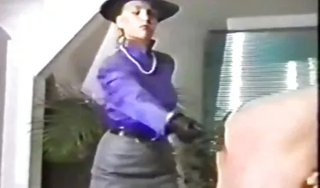 A mature punci meztelen mostohalánya játszik videojátékok.