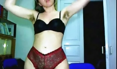 Szopja a farkukat, hogy a pina közelről seggét, amit ez a tini szeret
