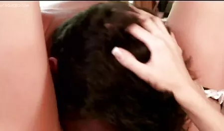 Csábító MILF Xana maszturbál punci televerve