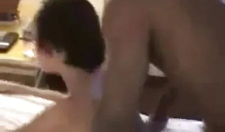 Egy gyönyörű shemale szopja a farkát, mielőtt kibaszná az emberét. fasz pina