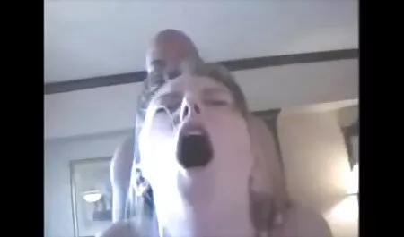 Busty csaj szereti olajozás neki 30 as punci Nagy Mellek.