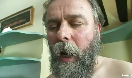 Három pina baszás srác dugja meg az étvágygerjesztő anyát.