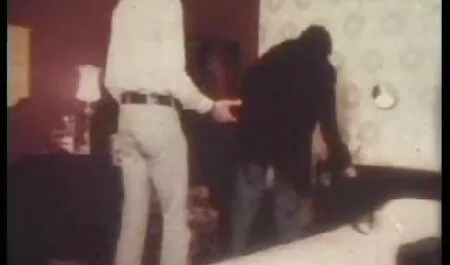 Barna szüz puncik Ladyboy kerek mellek maszturbál, seggünket