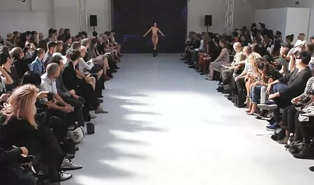Ül egy széken, maszturbál a szenvedély fiatal pinàk