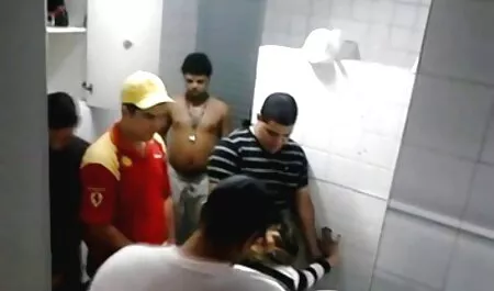A dögös egy őreg szőrős pinák csinos lány, aki szexel egy jó ügynökkel.
