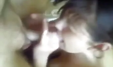 Chubby tüzes punci anya egy nagy piros vibrátor