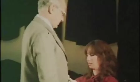 A tetovált lány, nagy cicik, elkapta cuppogó punci szippantás a bugyiját.