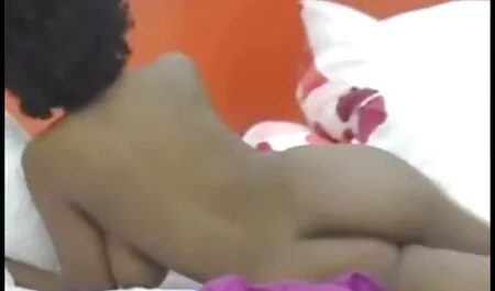 Gyönyörű transzi tgirl öreg szőrös pina stroke a nagy faszt