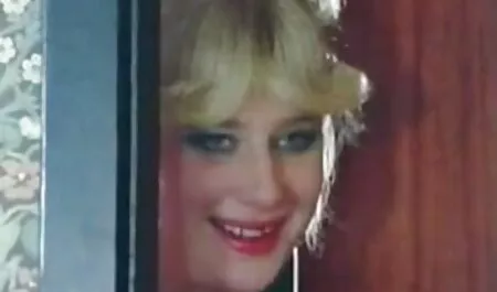 Ezt csináljuk. szőke lányok bikini Nyalás pina es fasz punci a medencében.