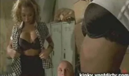 azt akarja, hogy szőrös pina nyalás játsszak vele.