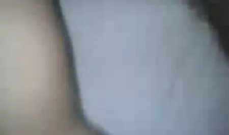 Két nagyon szoros puncik szexi szőke nyalás pisilni.