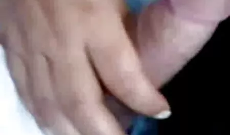 Fiatal meleg husi punci masszőr szórakozik egy idősebb ügyfél.