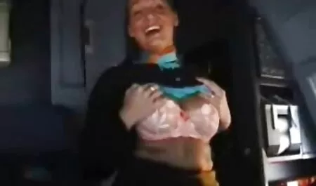 Két nagyon jó lány borotvált pinák kap egy dildo.